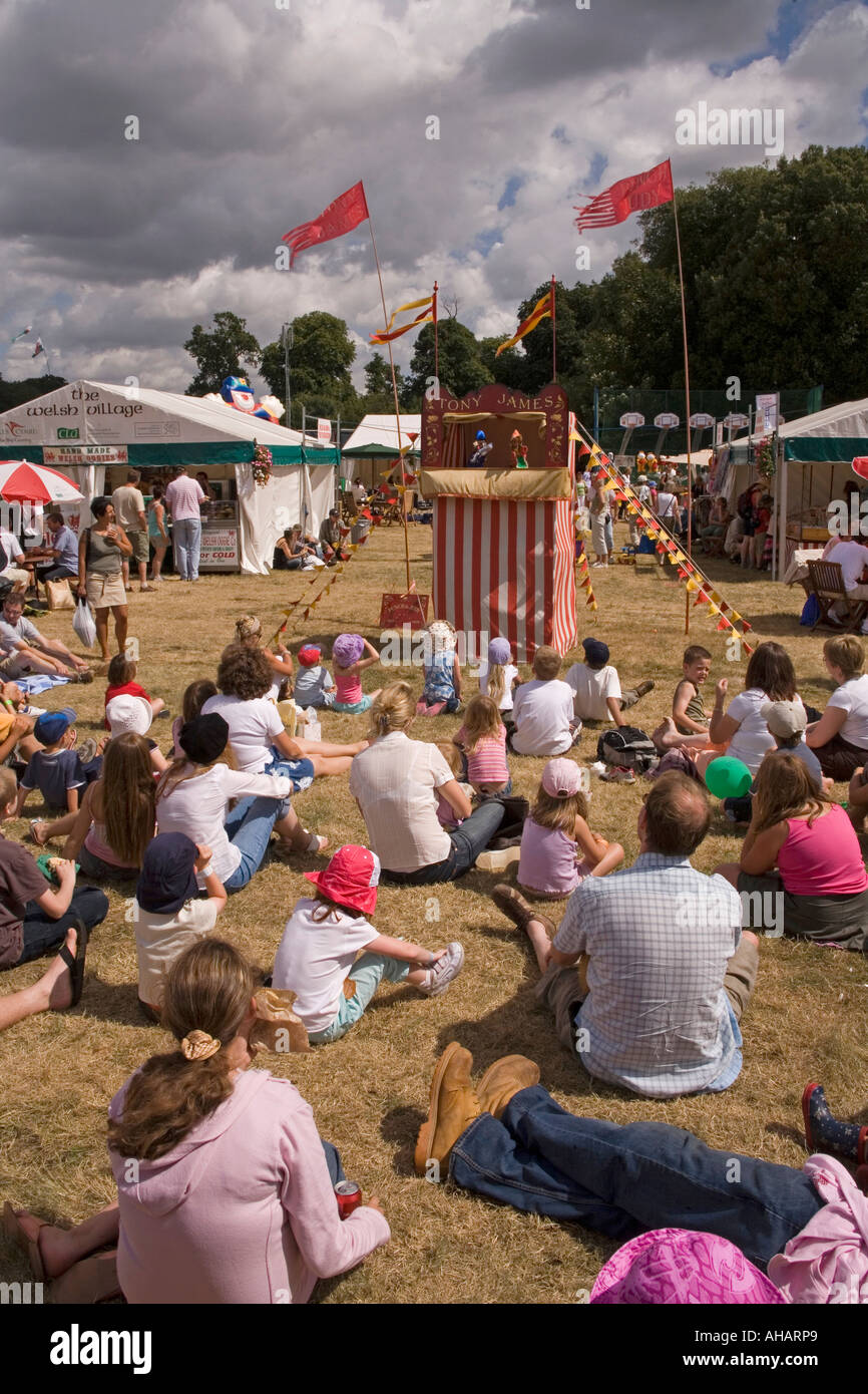 Royaume-uni Hampshire Romsey Broadlands CLA Game Fair Village Gallois Tony James Punch et Judy show Banque D'Images