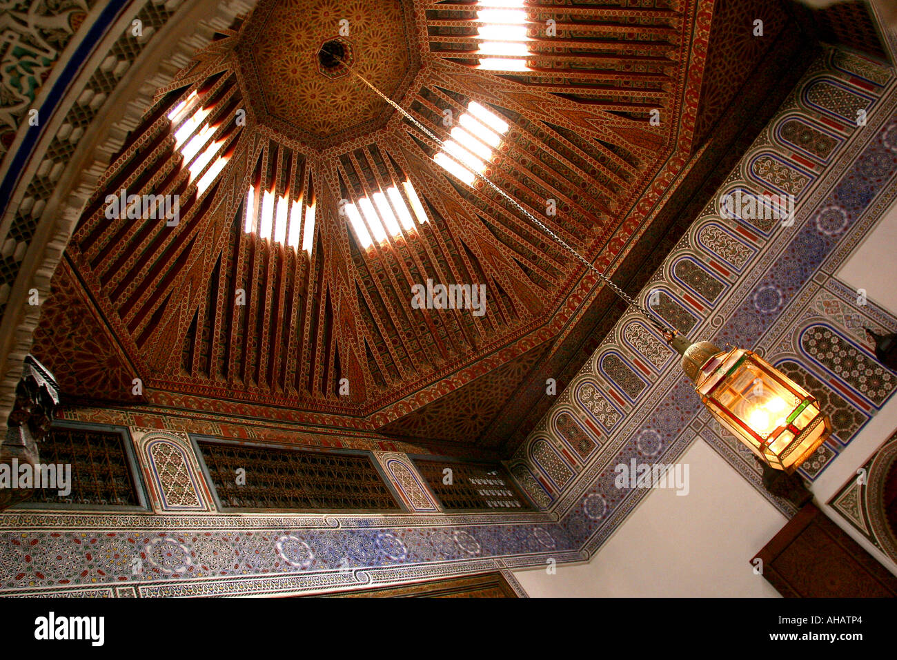 Maroc Marrakech Dar Si Said Musée des arts marocains du plafond de cèdre sculpté Banque D'Images