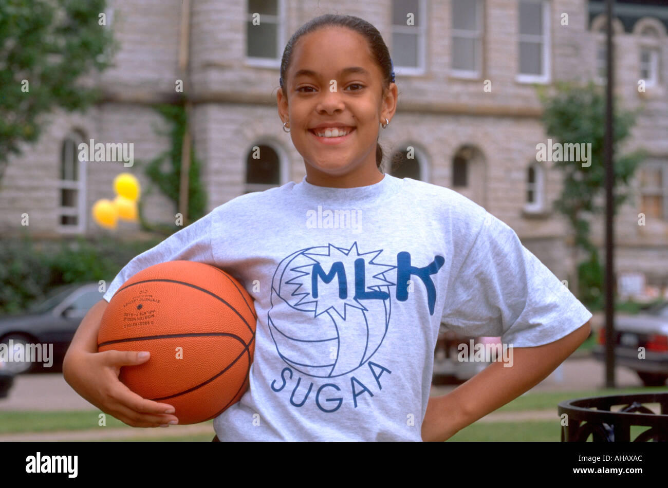 Selby Day Parade participant l'âge de 11 ans avec le basket-ball et MLK shirt. St Paul Minnesota USA Banque D'Images