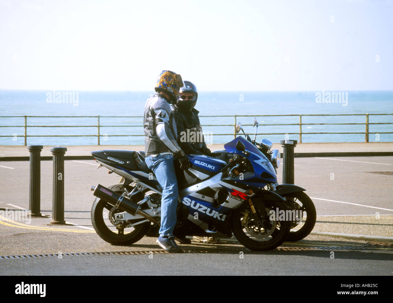 Deux vététistes profitant d'une balade du dimanche au front de mer de Brighton Banque D'Images