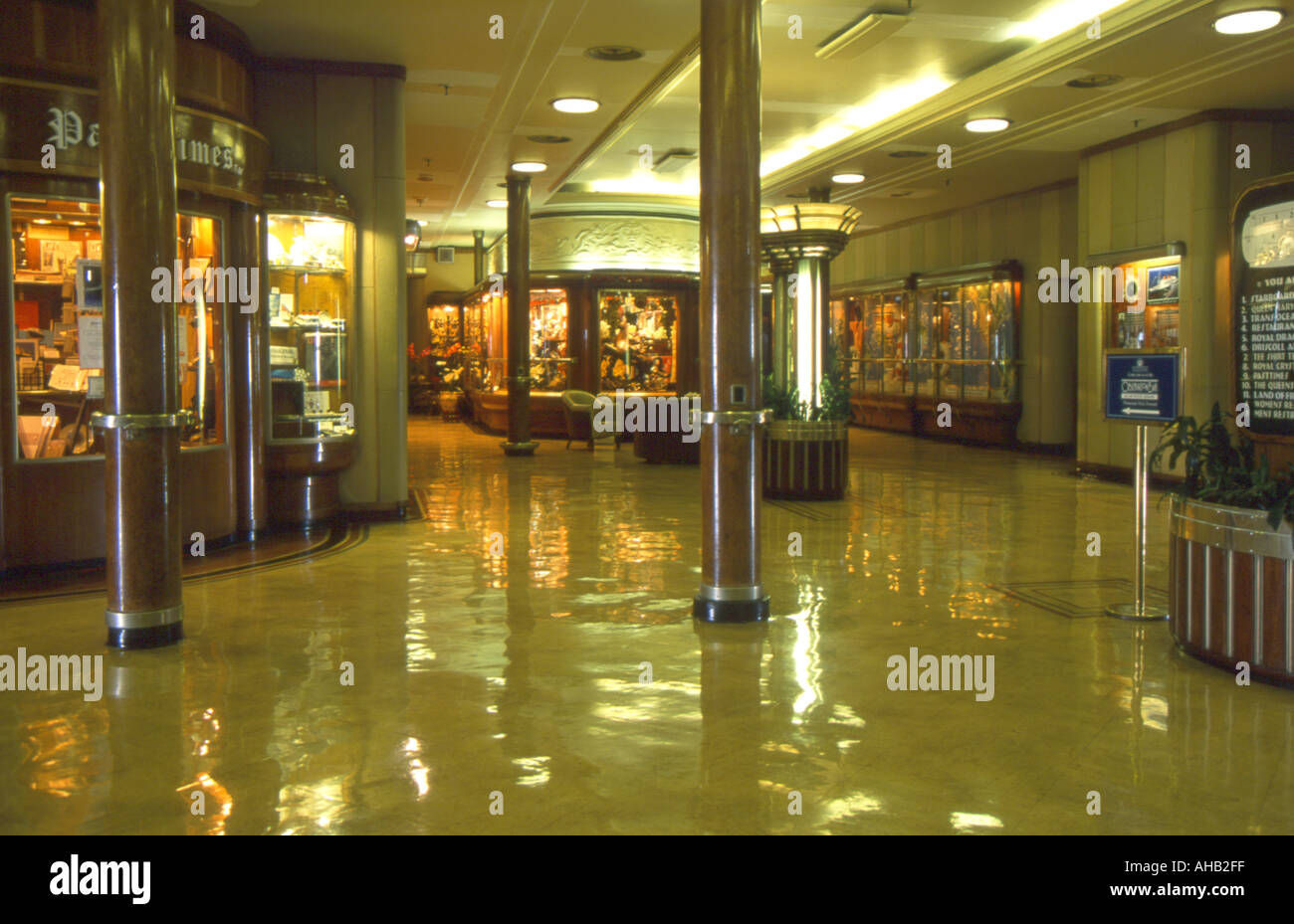 Picadilly Circus le principal quartier commerçant et zone de réunion à bord du paquebot Queen Mary original Banque D'Images
