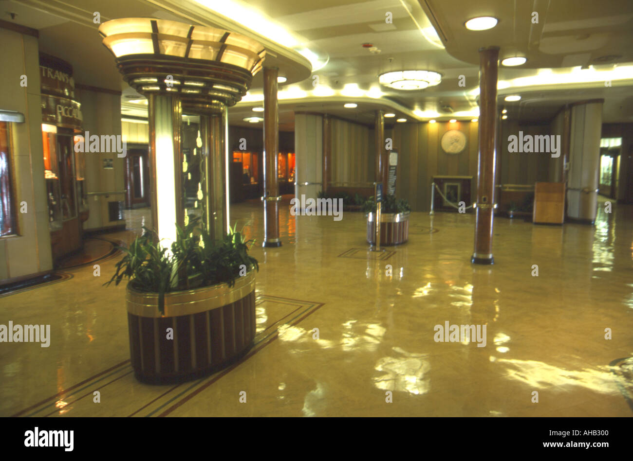 Picadilly Circus le principal quartier commerçant et zone de réunion à bord du paquebot Queen Mary original Banque D'Images