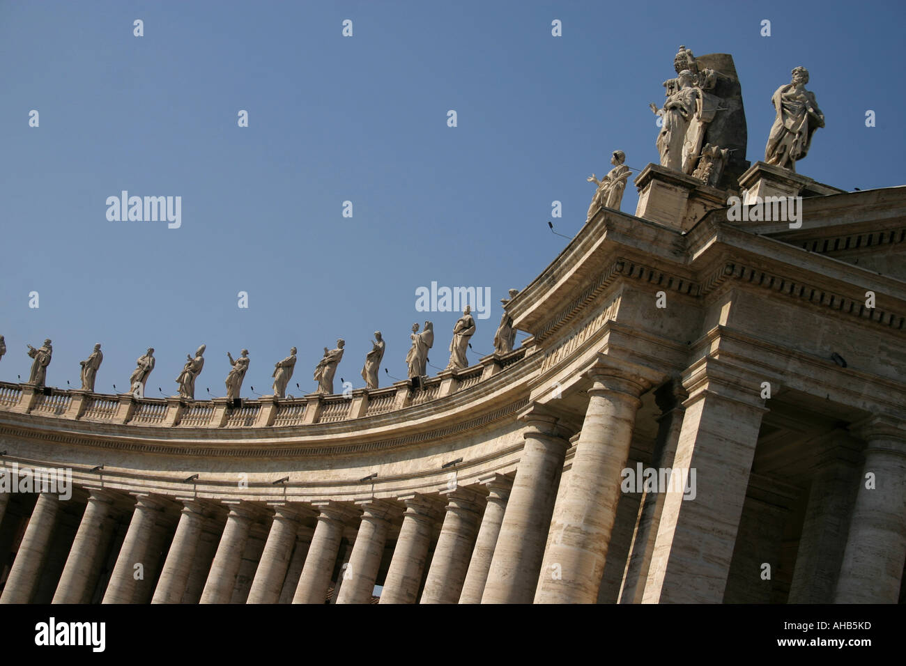 Statues entourant St Peters Square au Vatican Rome Italie Banque D'Images