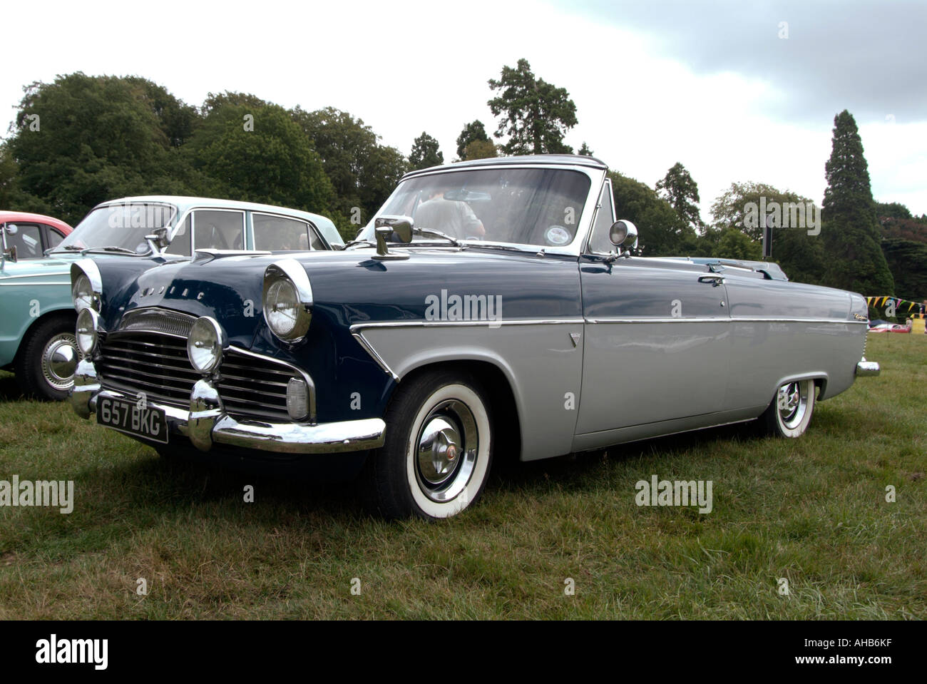 Ford zephyr convertible Banque de photographies et d'images à haute  résolution - Alamy