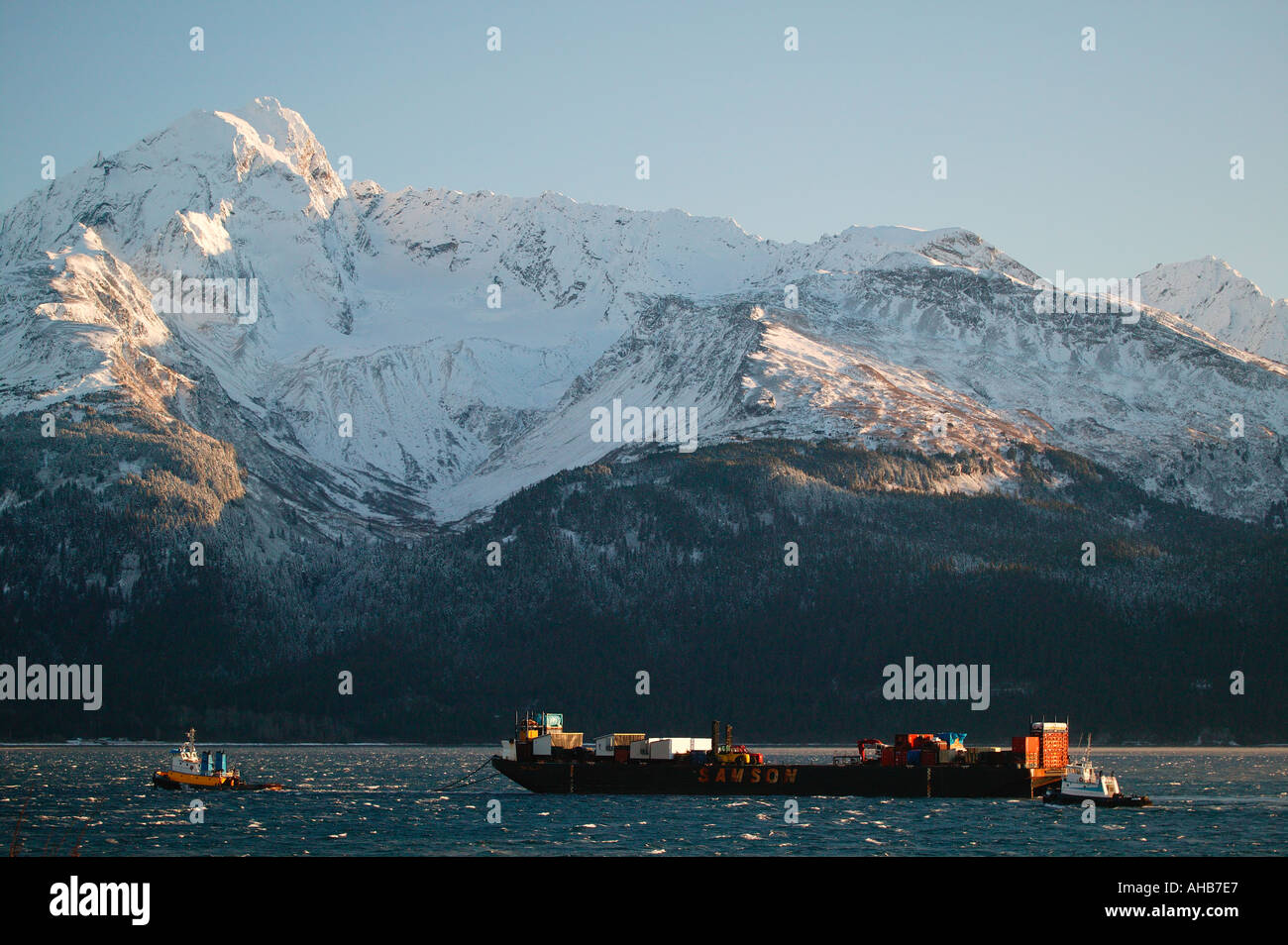 La Barge Samson St Elias est remorqué par le remorqueur Ocean Navigator dans Résurrection Bay au cours de l'hiver ALASKA Seward Banque D'Images
