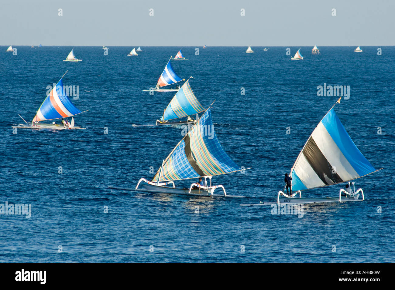 Voile Jukung pêcheur La pêche traditionnelle ou voiliers Amed Bali Indonésie Banque D'Images