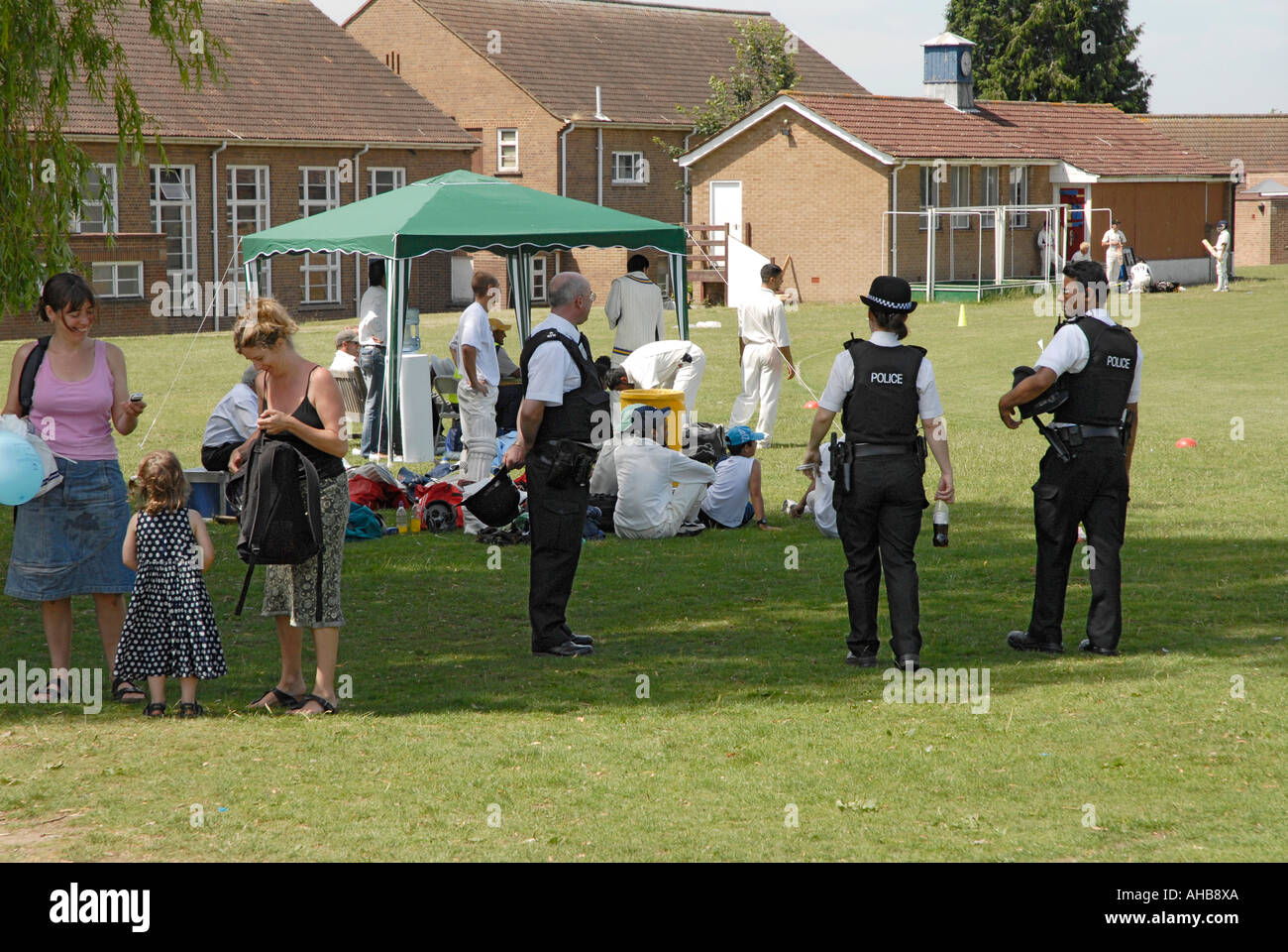 La police communautaire d'un match de cricket Banque D'Images