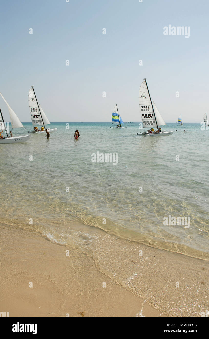 Bateaux à voile sportive dans la mer juste à côté de la plage de sable à Hammamet en Tunisie du Nord Banque D'Images