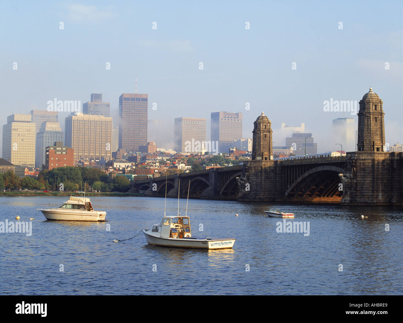 Charles River avec Longfellow Bridge et Boston skyline Banque D'Images