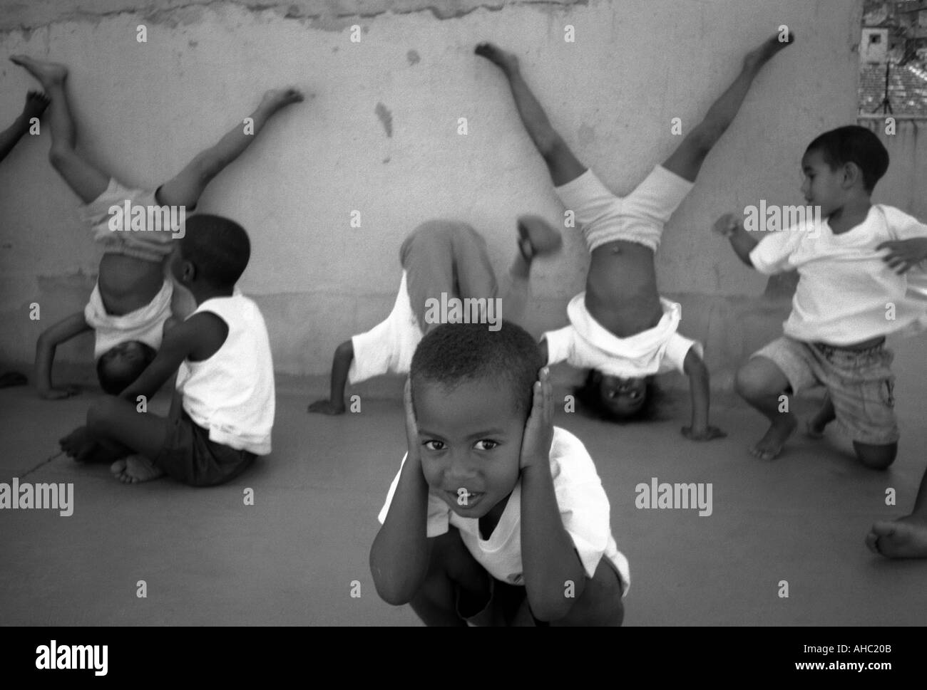 "Écoute le silence" les enfants apprennent jouer la capoeira tenir oreilles Santa Marta Rio de Janeiro Brésil Brasil Amérique Latine du Sud Banque D'Images