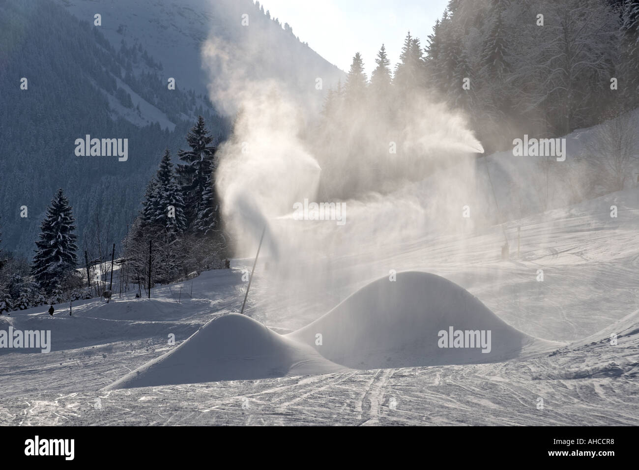 Monticules de neige une bouilloire canon a neige dans les sports d'hiver ski resort domaine de Morzine Haute Savoie Alpes France Banque D'Images