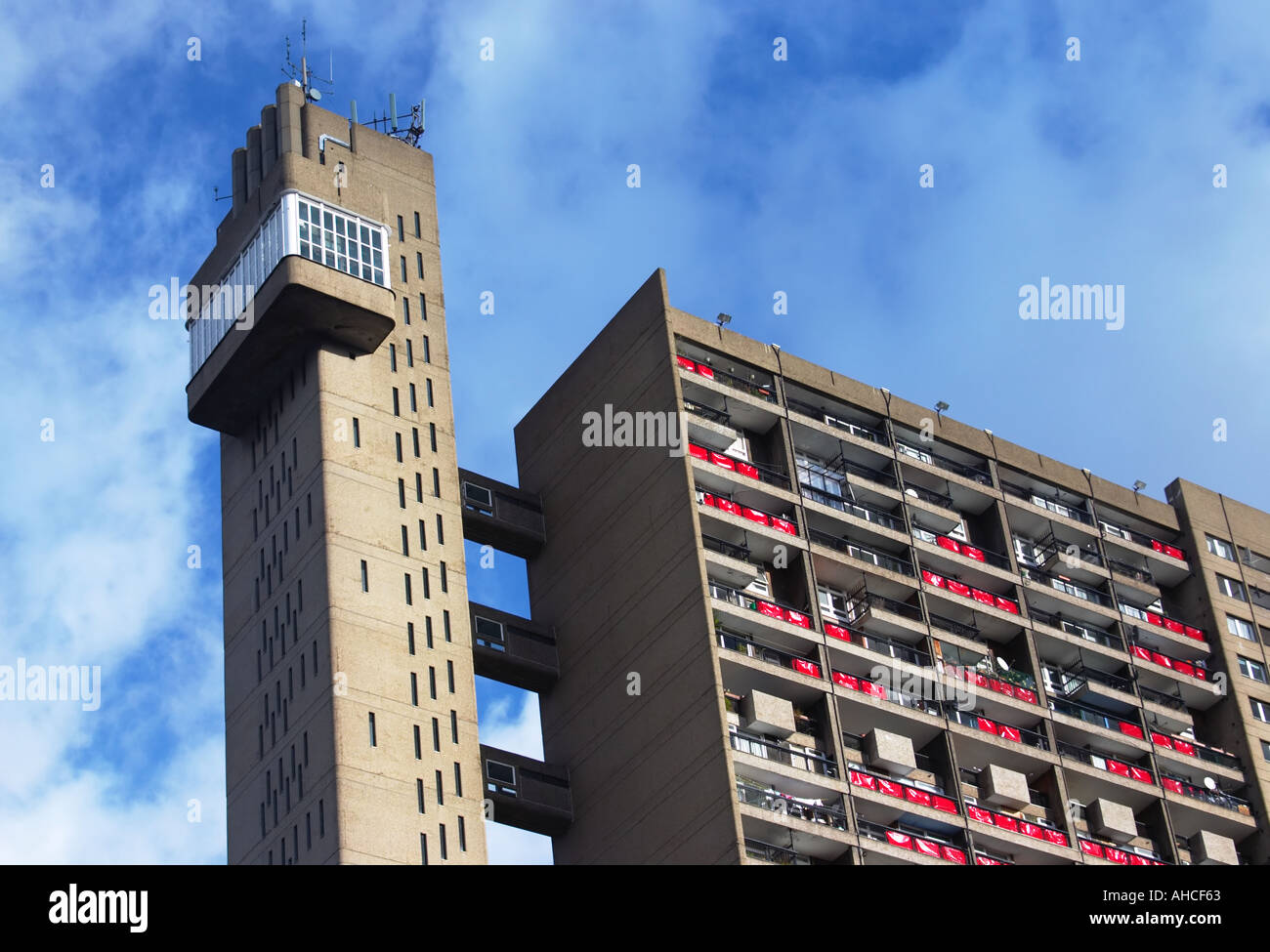 Jour Trellick Tower un bloc résidentiel conçu par Erno Goldfinger dans l'ouest de Londres Angleterre Grande-bretagne Royaume-Uni UK Banque D'Images