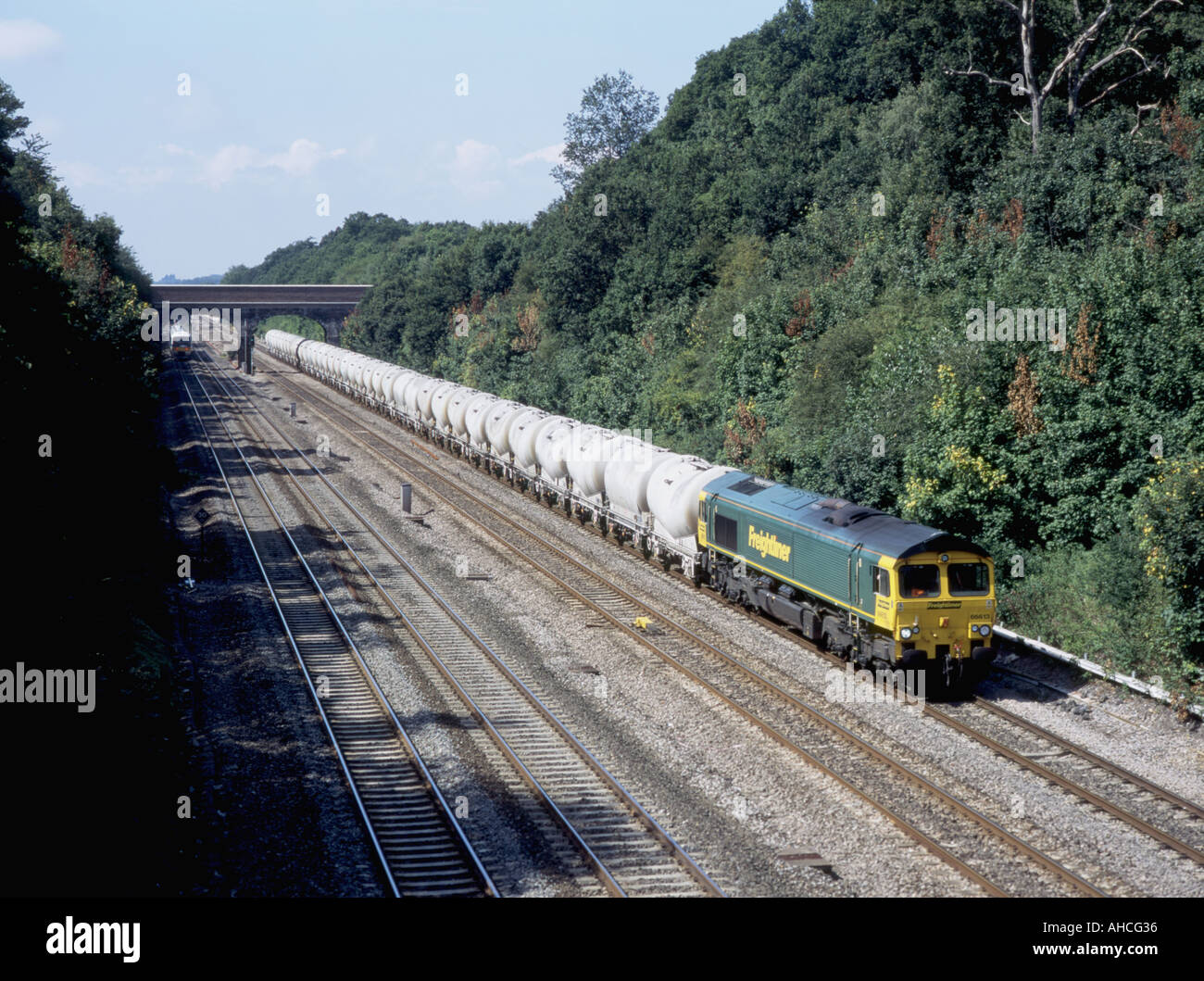Un Freightliner classe appartenant à 66 locomotives au diesel travaillant un train de vider les réservoirs de ciment près de Ruscombe. Banque D'Images