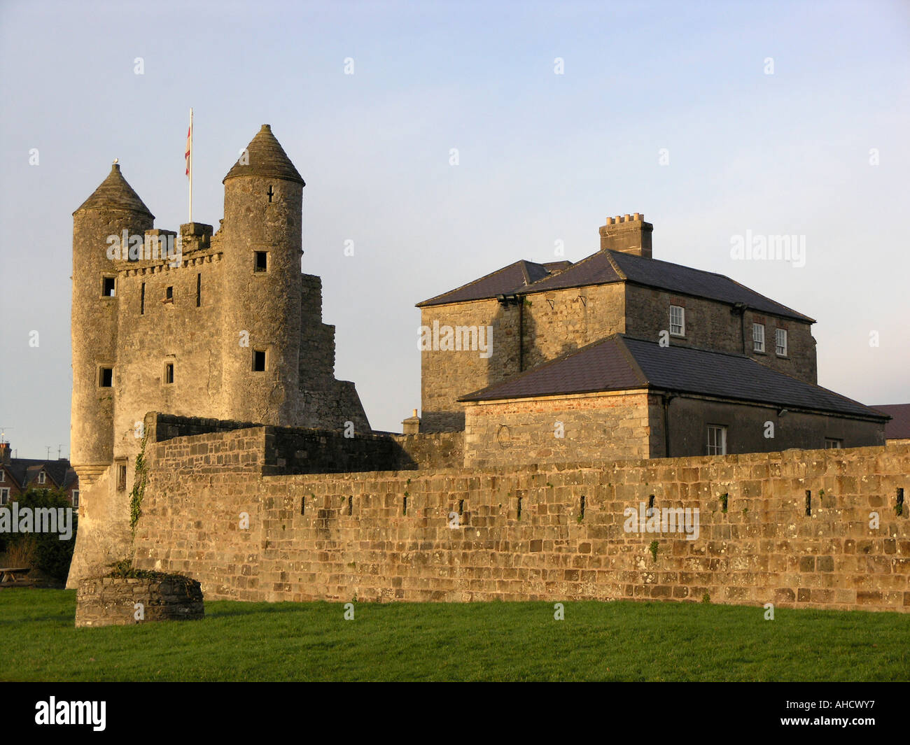 La lumière du soleil du soir se lave à Enniskillen Castle qui abrite aujourd'hui le Musée du comté, le comté de Fermanagh en Irlande du Nord Banque D'Images