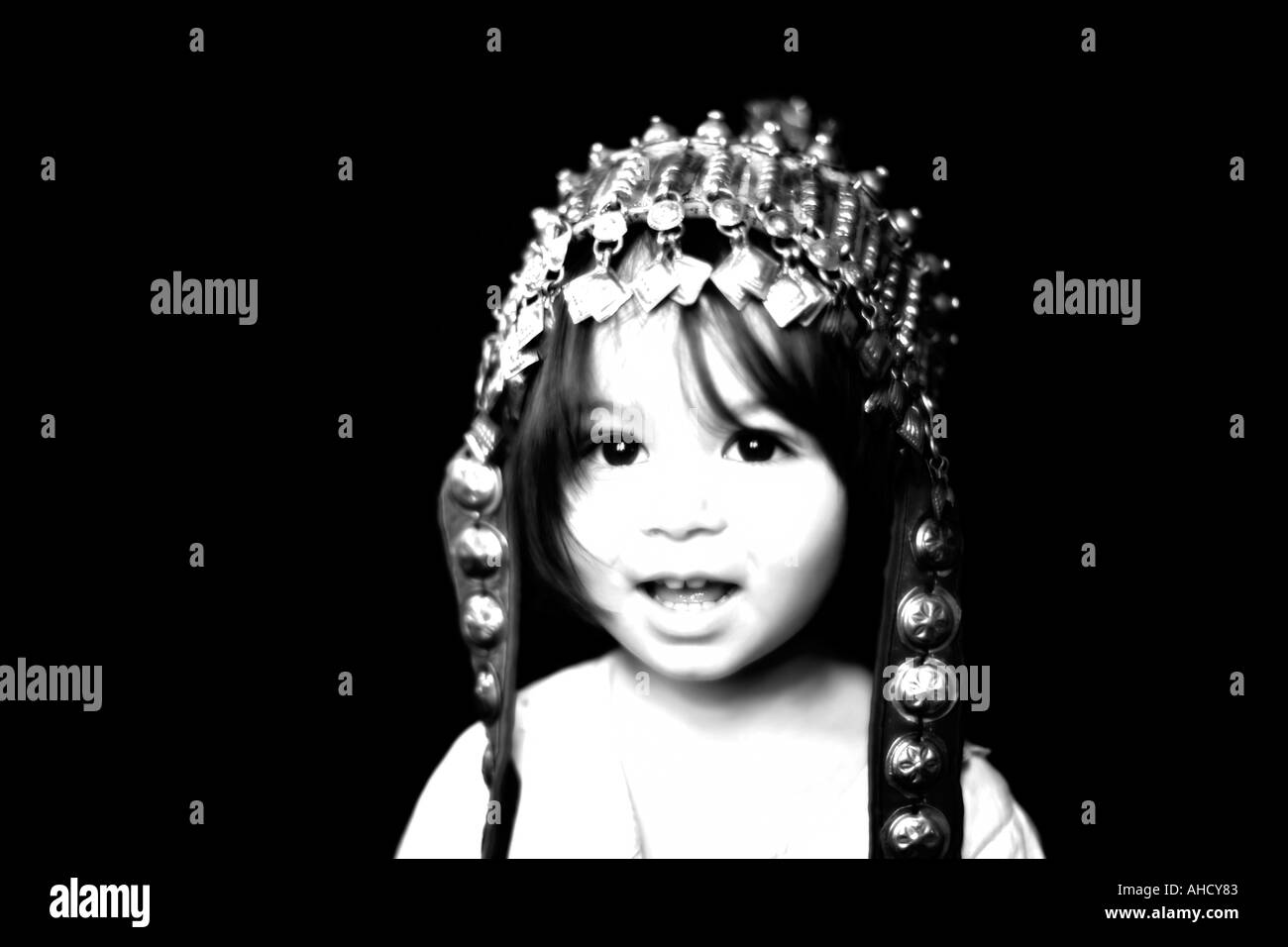 Image noir et blanc d'une belle fillette de deux ans qui porte un chapeau Hunza et regarde droit dans la caméra Banque D'Images