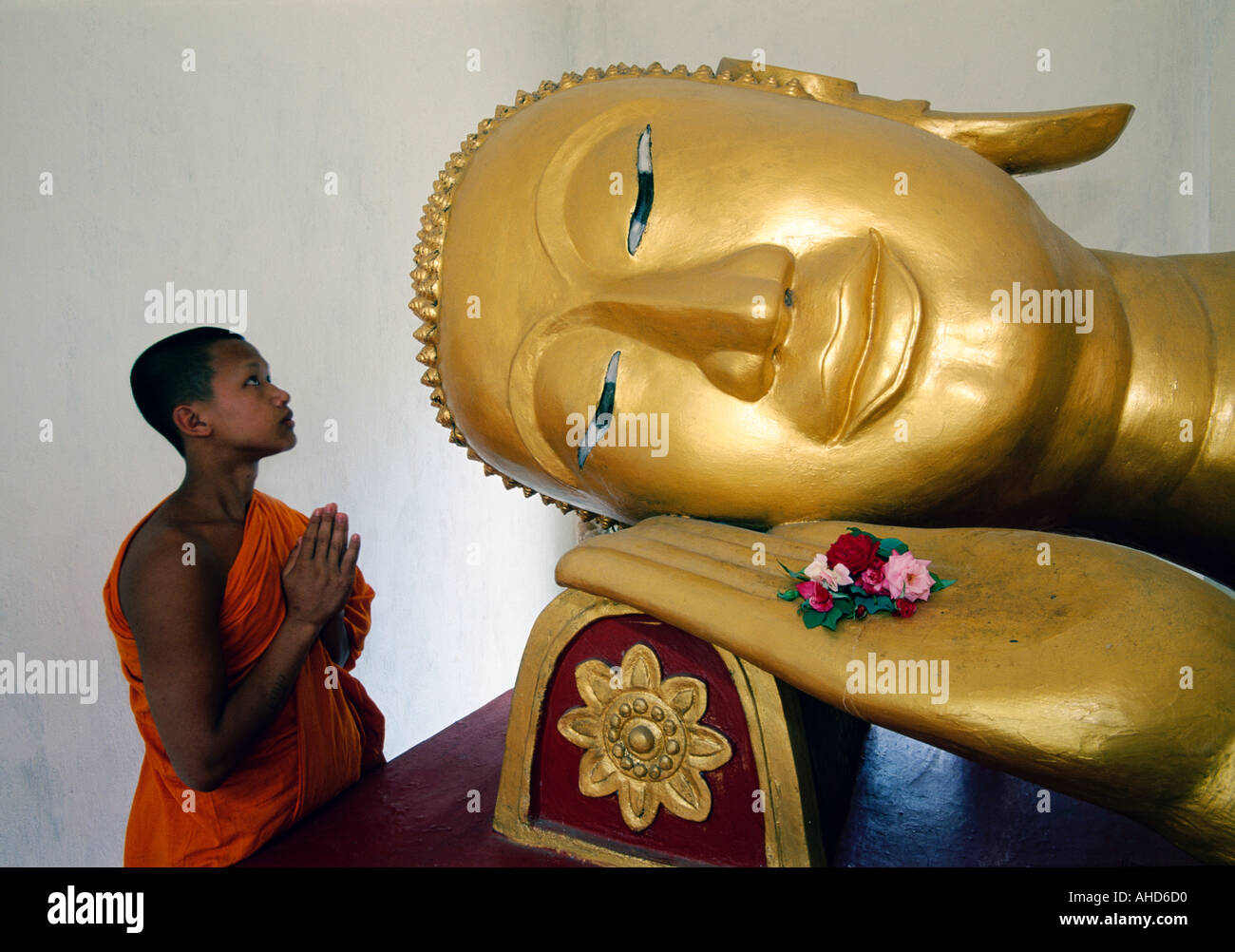 L'Asie du Sud-Est, Laos, Luang Prabang, Wat Pha Baat Tai, Bouddha couché et moine novice MR Banque D'Images