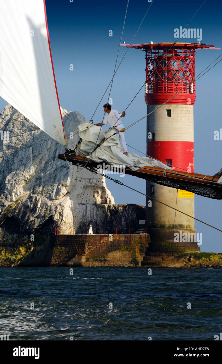 Le phare d'Aiguilles bowspit classic yacht Shenandoa Americas Cup Jubilee Ile de Wight Angleterre Royaume-uni Grande-Bretagne Banque D'Images