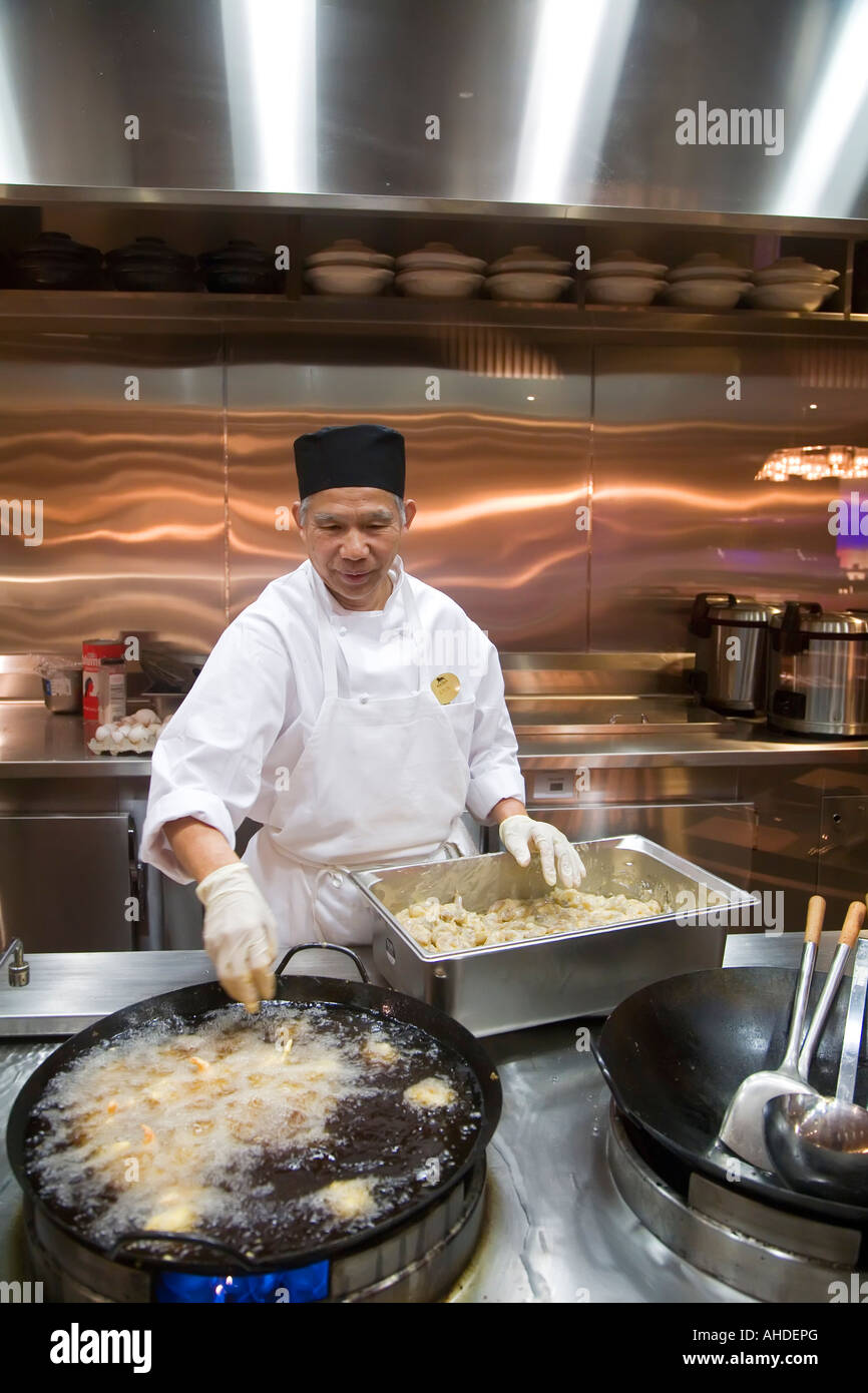 Détroit, Michigan un chef cuisine crevettes dans un wok à la Palette Coin Studio dans le MGM Grand Casino Banque D'Images