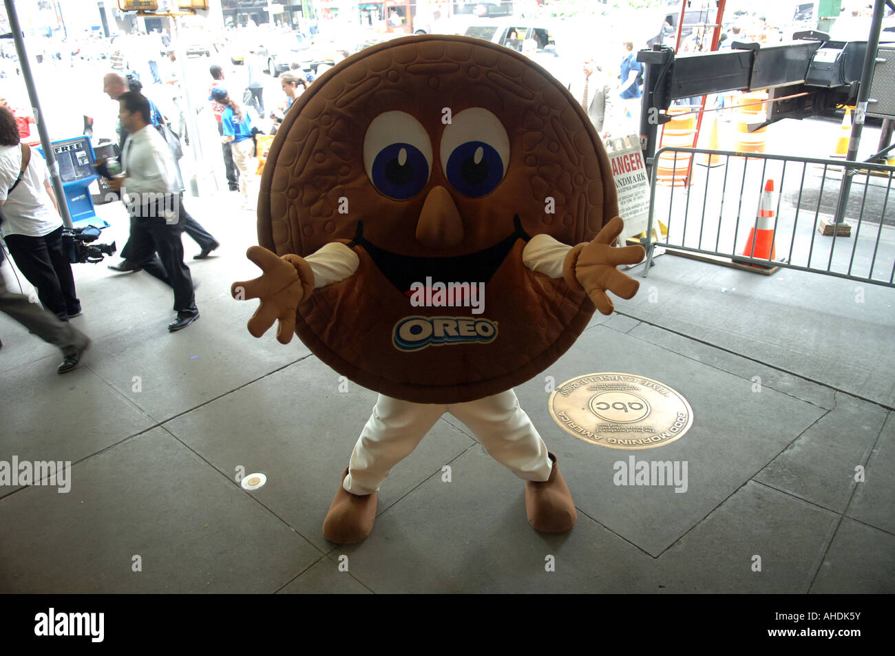 Un acteur dans un costume biscuit Oreo dans Times Square se trouve à l'extérieur pendant un événement promotionnel Banque D'Images