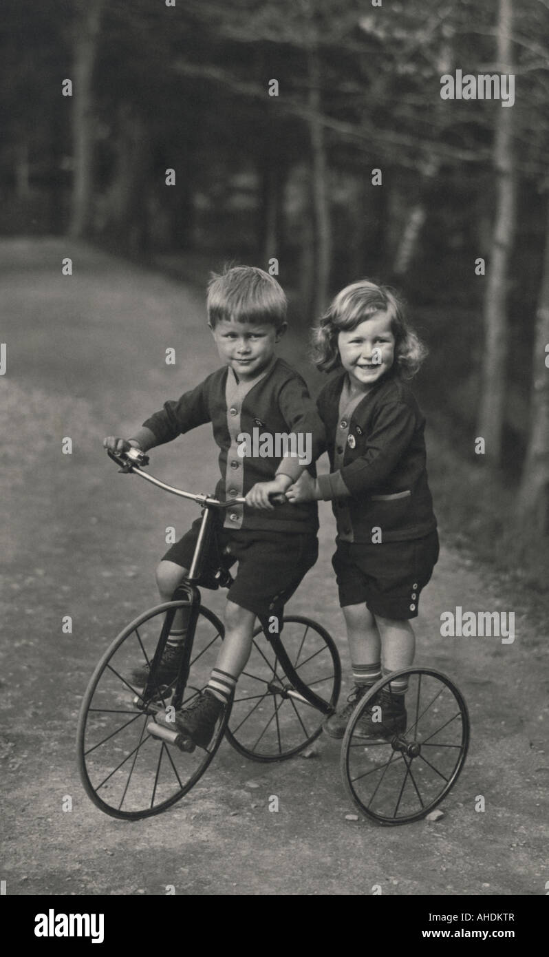 personnes, enfants, frères et sœurs avec tricycle, années 1930, années 30, xxe siècle, Banque D'Images