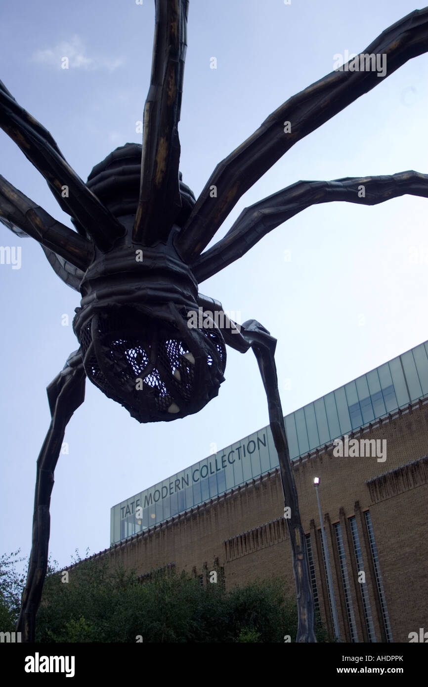 Araignée d'affaire énorme sculpture 'maman' par Louise Bourgeois en dehors de la Tate Modern, Londres. Banque D'Images