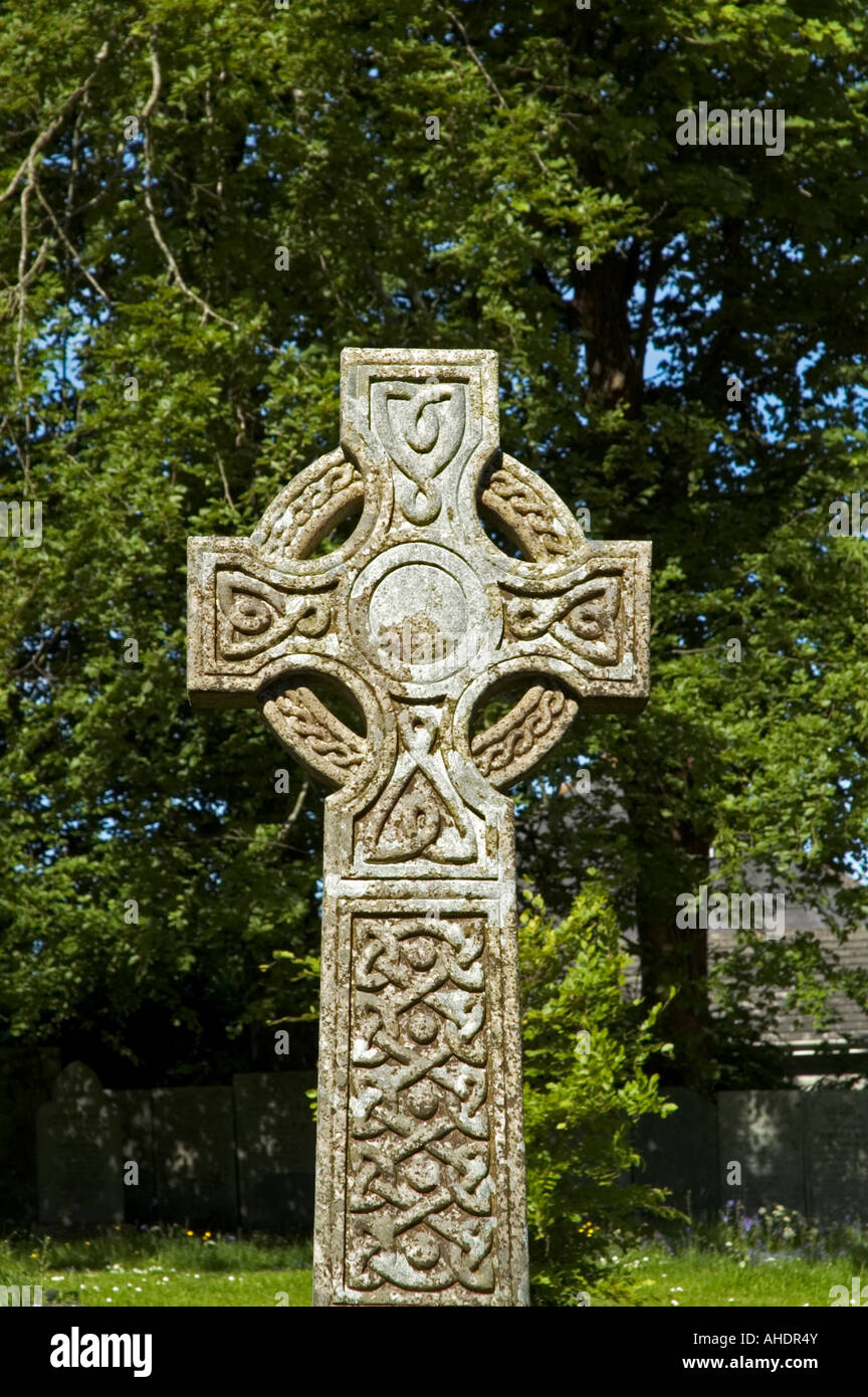 Une croix celtique traditionnelle dans un cimetière à Cornwall, Angleterre Banque D'Images