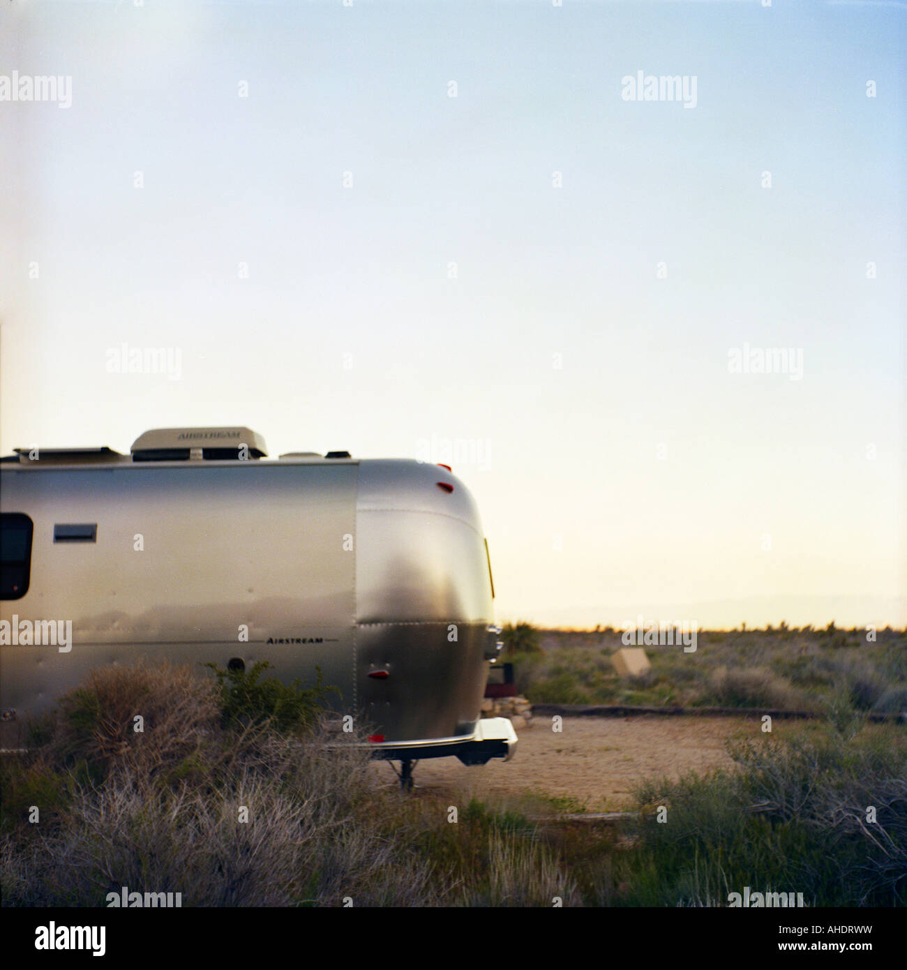 Mojave National Preserve caravane Airstream de Californie au coucher du soleil dans le trou dans le mur Campground Banque D'Images