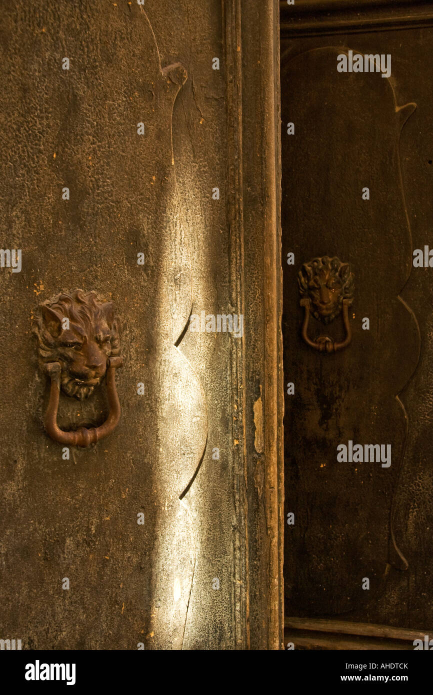 Bronze lion heads Banque de photographies et d'images à haute résolution -  Alamy