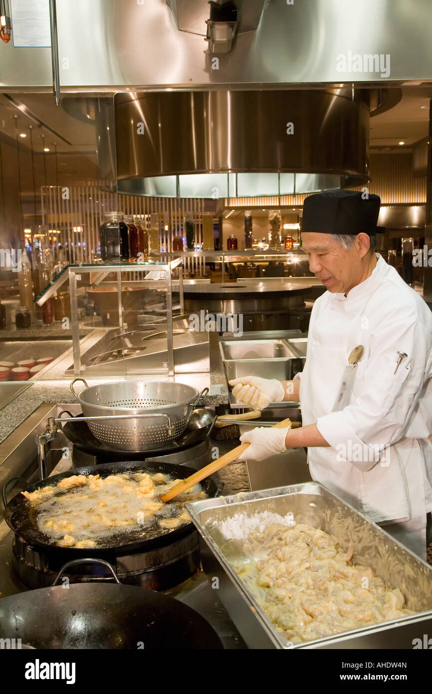 Détroit, Michigan un chef cuisine crevettes dans un wok à la Palette Coin Studio dans le MGM Grand Casino Banque D'Images