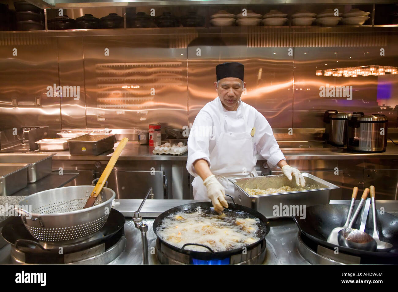 Détroit, Michigan un chef cuisine crevettes dans un wok à la Palette Coin Studio dans le MGM Grand Casino Banque D'Images