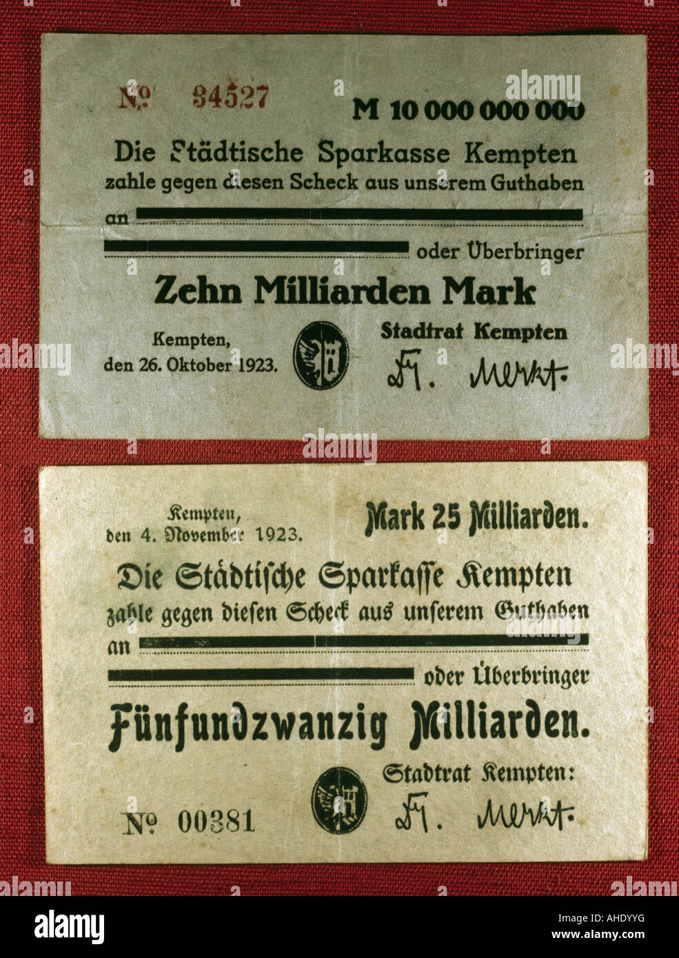 Monnaie, inflation, monnaie d'urgence, Kempten, 10 Milliards Note Mark, 26.10.1923, 25 Milliards Note Mark, 4.11.1923, historique, historique, Allemagne, billet de banque, billets, billets, inflation, Deutschmark, Crisis, ten, twentyFive, Reichsmark, Weimar Republic, numismatique, 20ème siècle, 1920, Banque D'Images