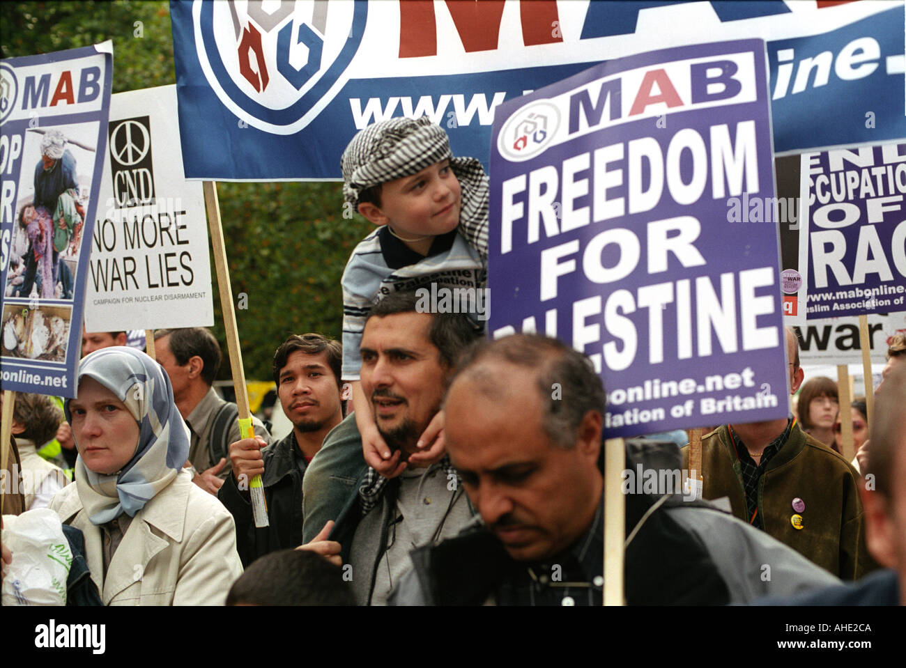 Le centre de Londres par le biais de démonstration de Hyde Park à Trafalgar Square pour mettre fin à l'occupation de l'Irak et la Palestine 27 Sept 2003. Banque D'Images