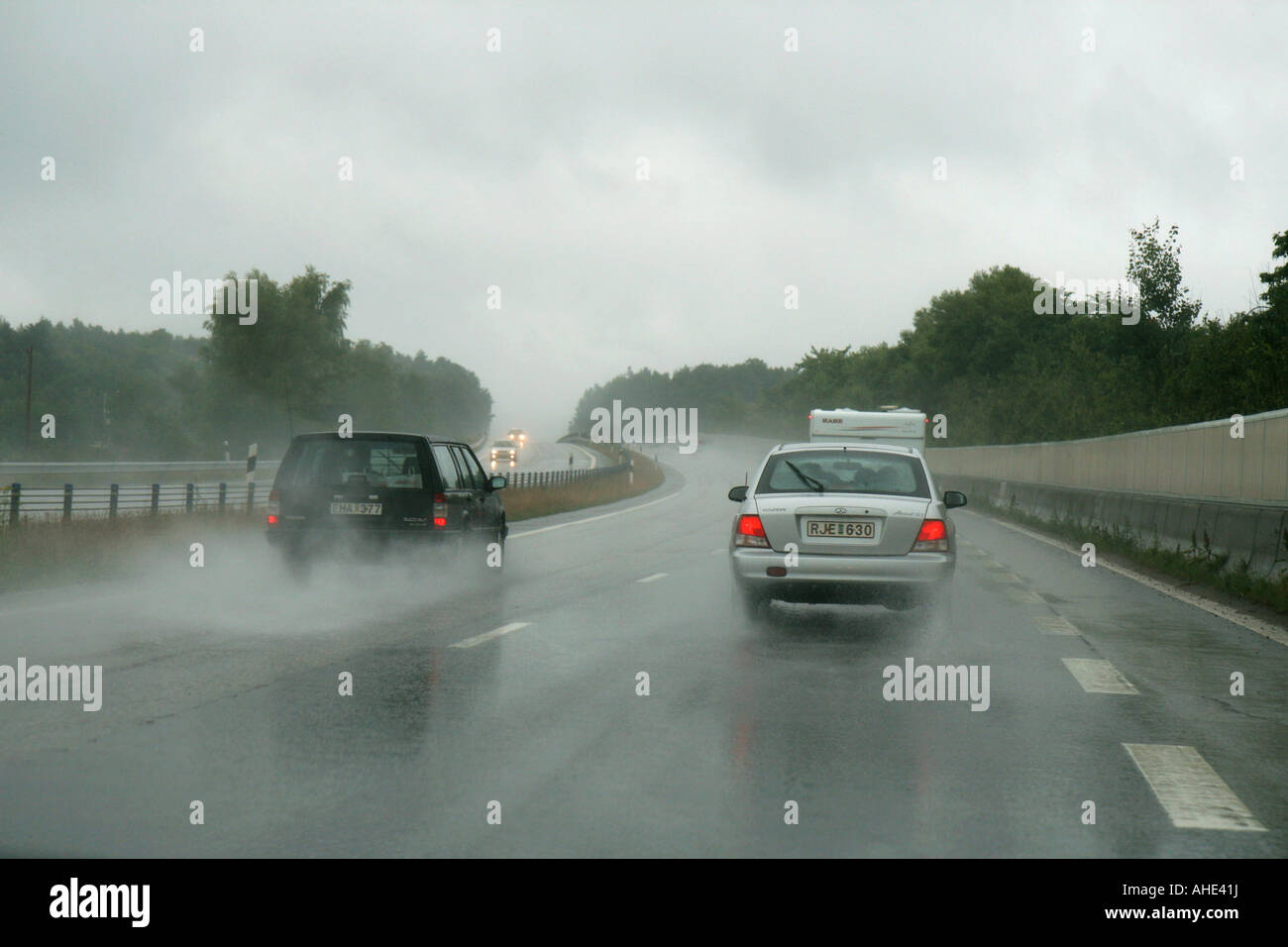 Les voitures qui circulent sur une autoroute en Suède Banque D'Images