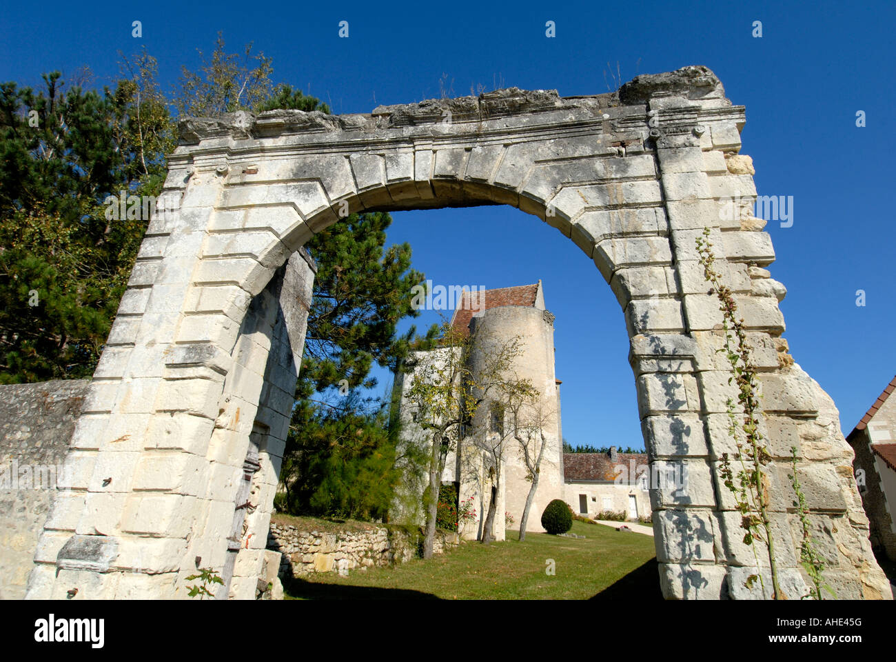 Vestiges de château féodal / forteresse dans le village de Betz-le-Château, Indre-et-Loire, France. Banque D'Images