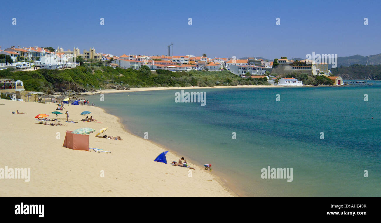 L'Alentejo Portugal Vila Nova de Milfontes Beach et de la ville Banque D'Images