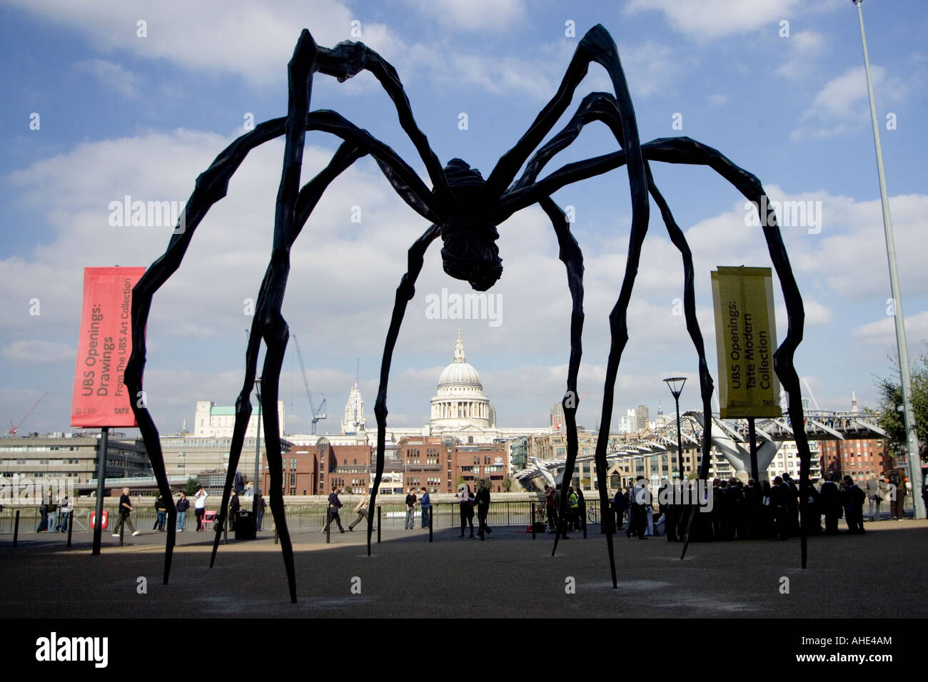 Araignée d'affaire énorme sculpture 'maman' par Louise Bourgeois en dehors de la Tate Modern, Londres. Banque D'Images