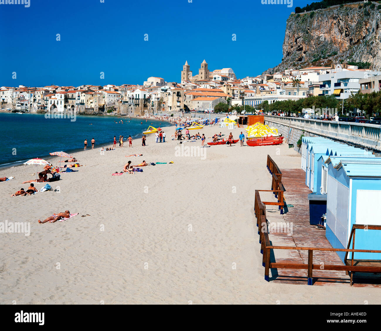 Italie, Sicile, Côte Nord, plage de Cefalù et de la Cathédrale Banque D'Images