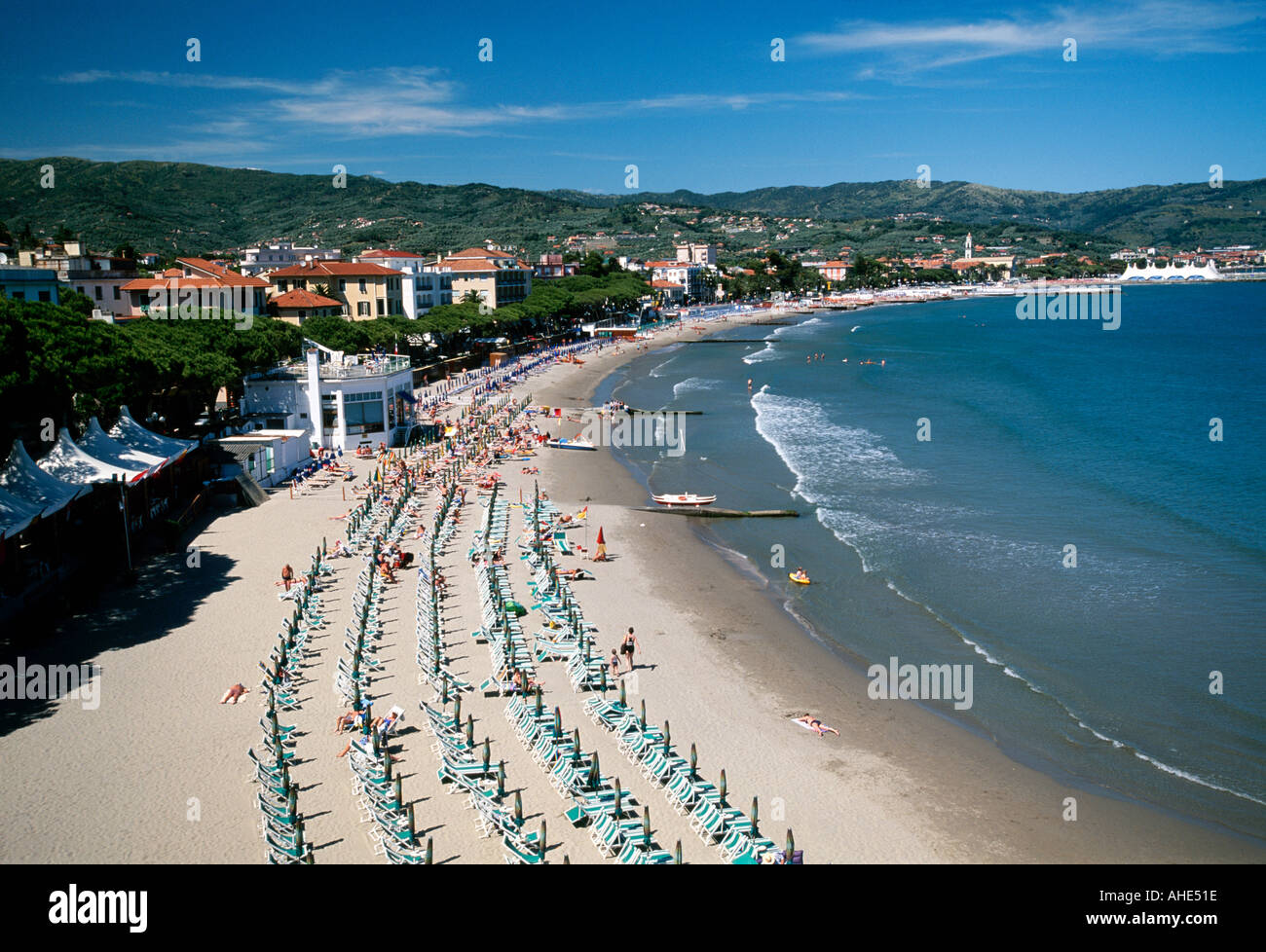 L'Europe, Italie, Ligurie, Italien Riveira, Diano marina, augmentation de la plage et vue sur la ville Banque D'Images