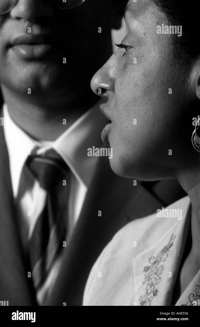 Une femme parle à un homme derrière elle. Banque D'Images