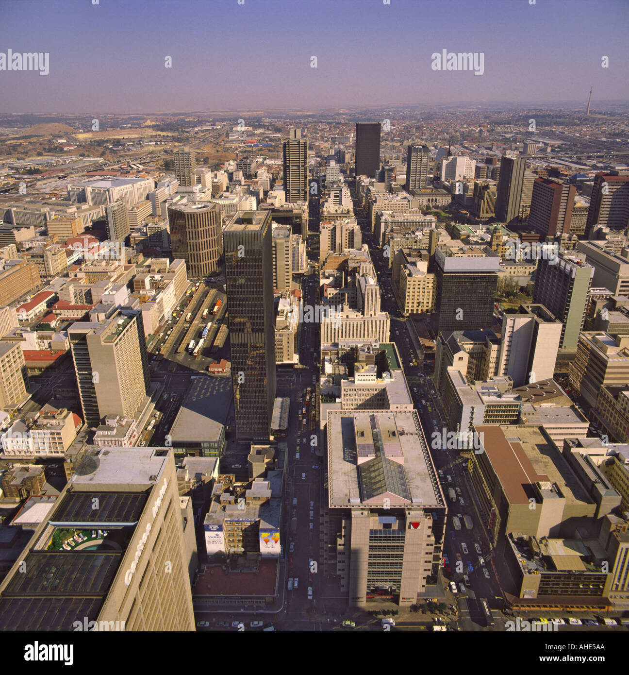 Prise de vue au grand angle de l'antenne à la recherche vers le bas sur la ville de Johannesburg en Afrique du Sud Banque D'Images