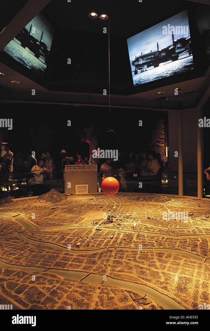 Musée de la paix d'Hiroshima à l'écran montrant la ville juste après l'explosion d'une bombe atomique. Sphère Orange est où la bombe a explosé. Banque D'Images