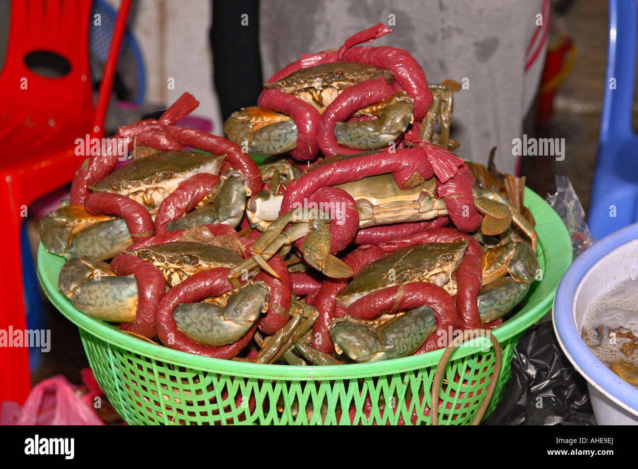 Asie Far East Vietnam , Hanoi , Hang be Market , vivent les crabes frais dans le panier avec des pinces, griffes et pieds attachés avec du plastique rouge pour arrêter de s'échapper Banque D'Images