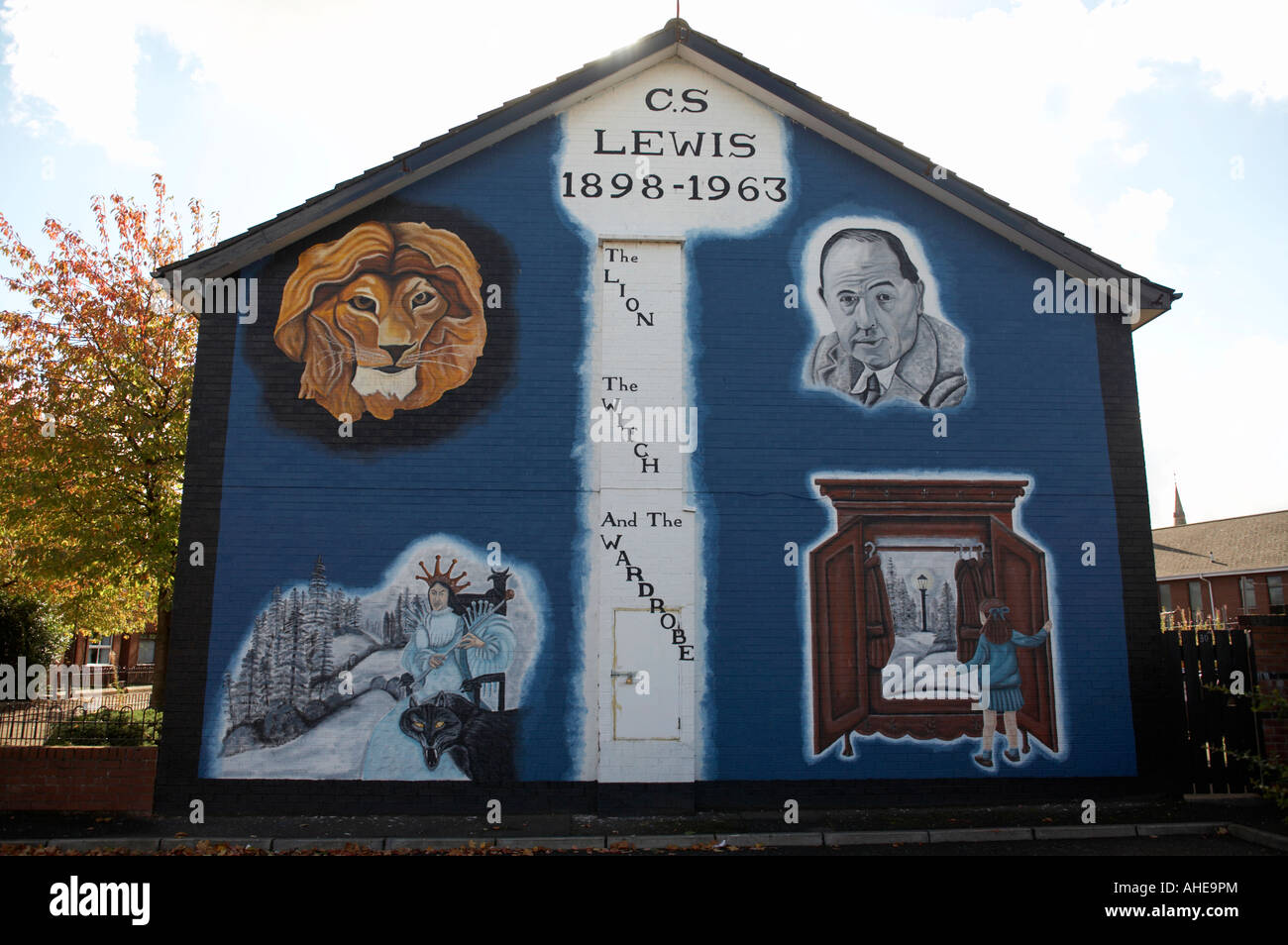 C neutre S Lewis murale dans l'Est de l'Irlande du Nord Belfast loyaliste . Cette murale a été peinte sur l'un des loyalistes avec Banque D'Images