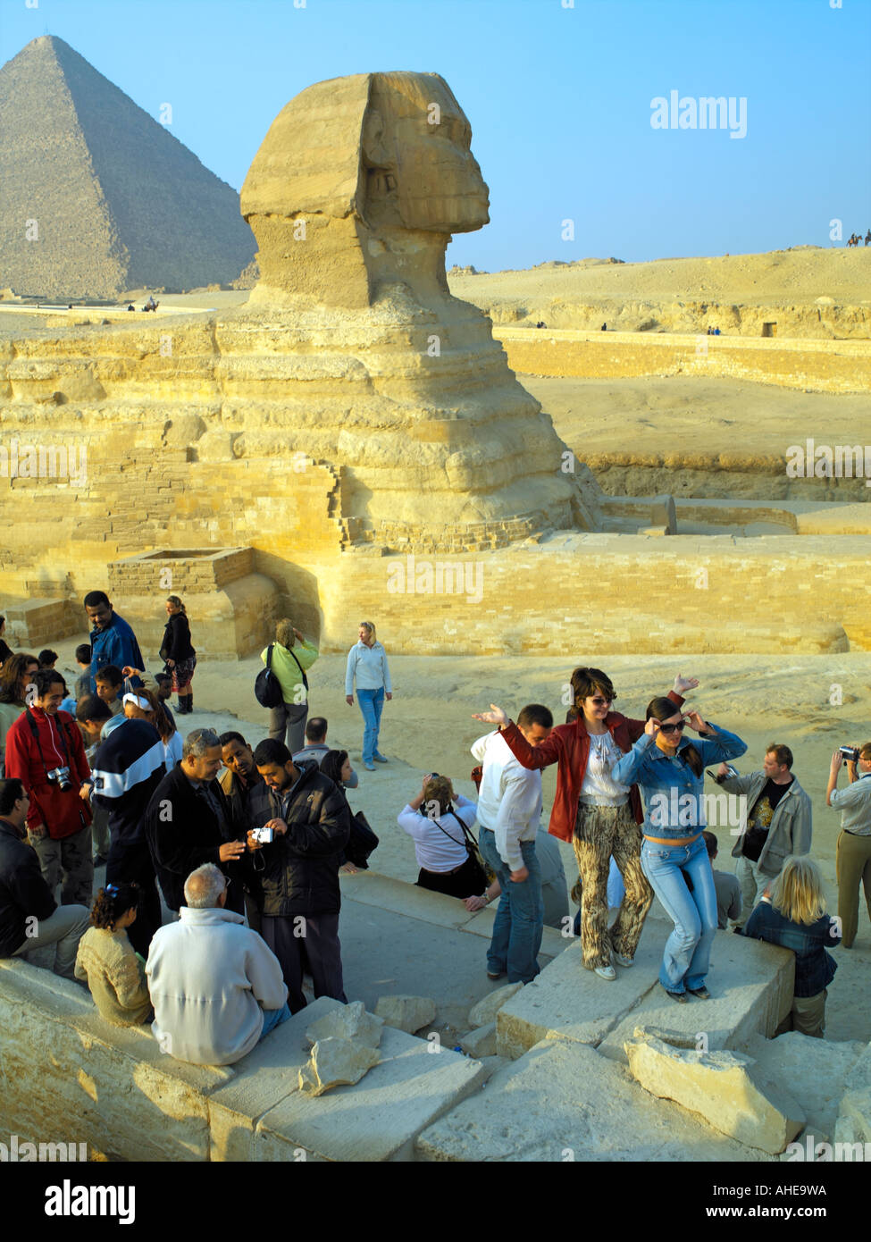 Les touristes posent au Sphinx pour les photos Banque D'Images