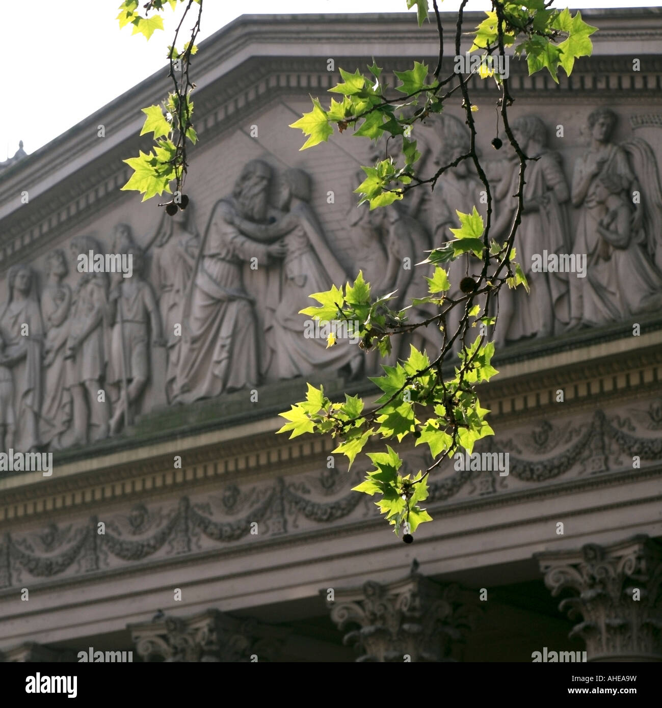 Détail de la façade cathédrale métropolitaine de Mayo [CARRÉ], avec des feuilles au premier plan, Buenos Aires, Argentine Banque D'Images