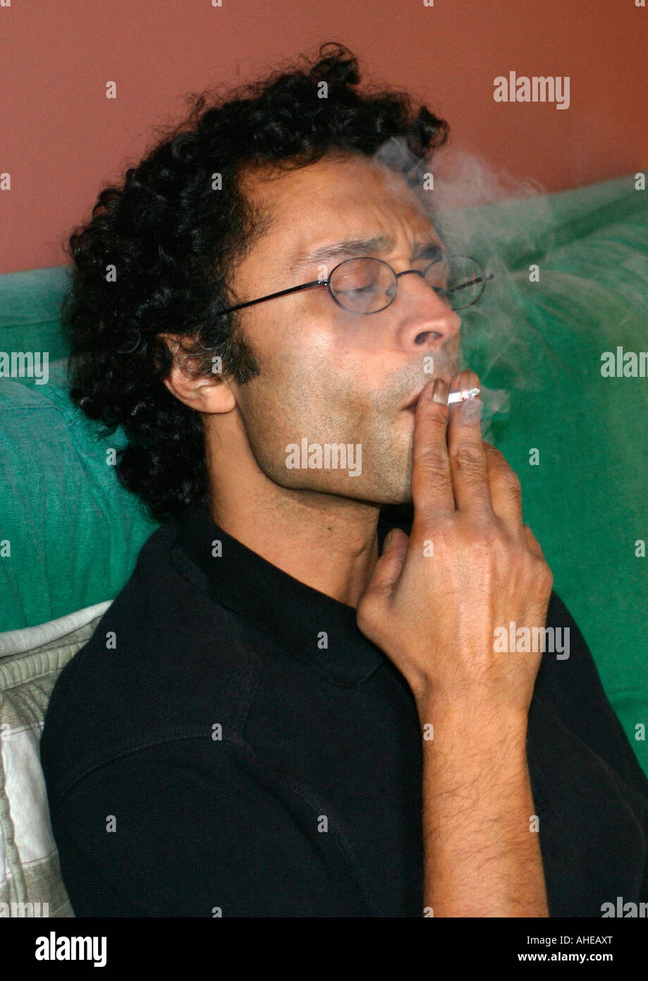 L'homme indien fumeurs Banque D'Images