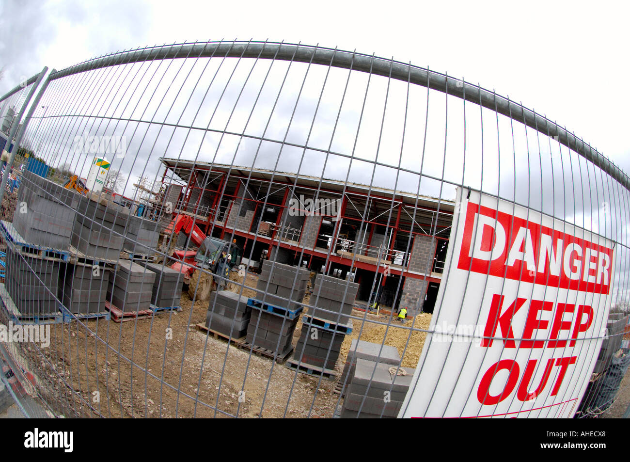 DANGER : panneau D'INTERDICTION D'ENTRER fixé à une clôture métallique sur un chantier de construction britannique, Banque D'Images