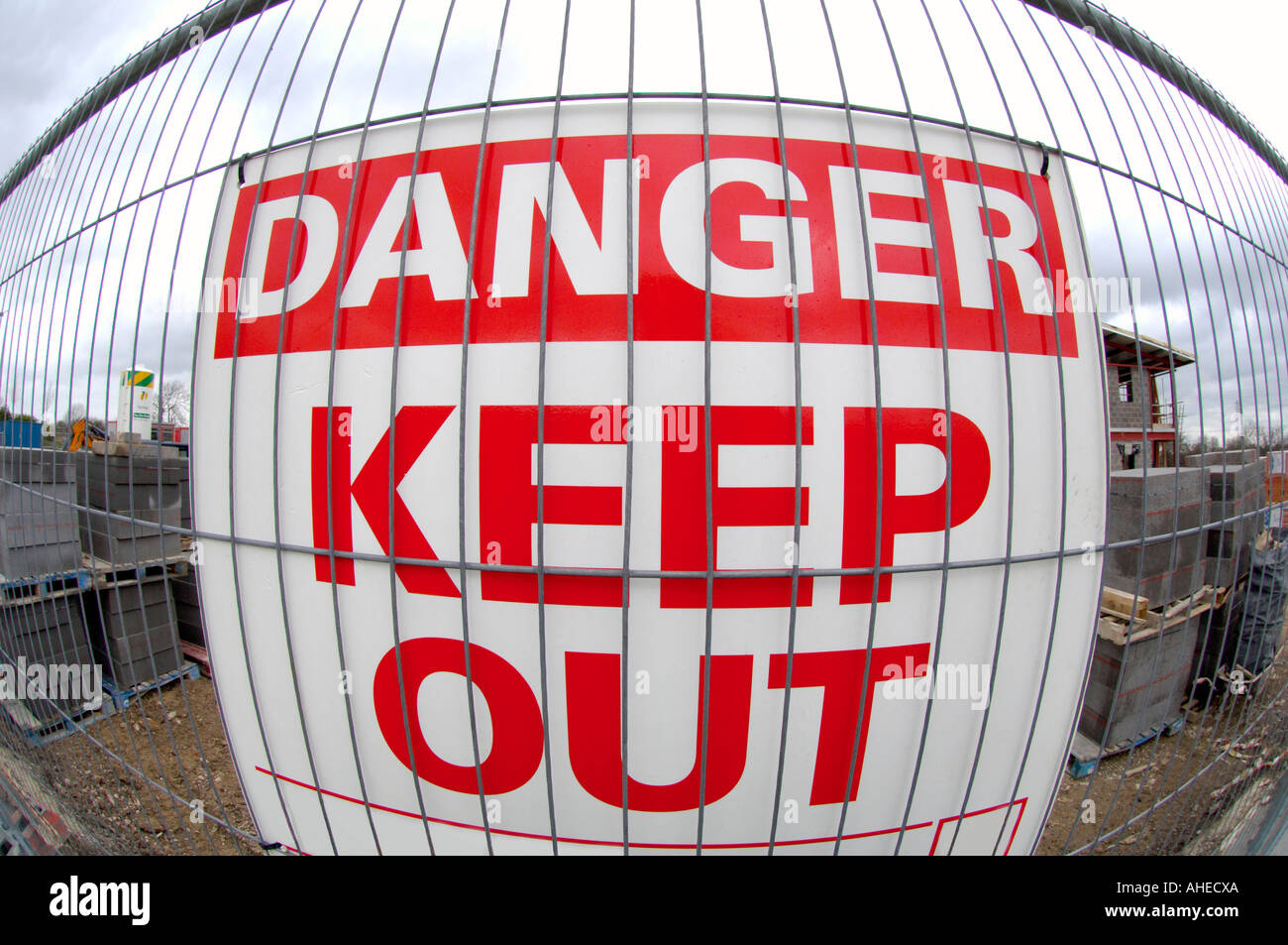 DANGER : panneau D'INTERDICTION D'ENTRER fixé à une clôture métallique sur un chantier de construction britannique, Banque D'Images