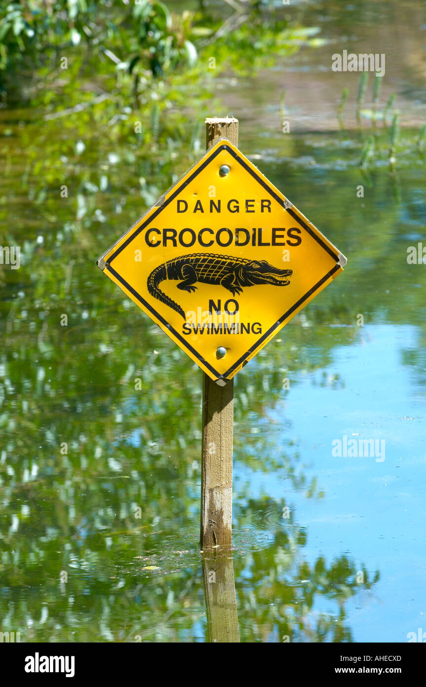 Les crocodiles - pas de danger signe natation dans l'eau Banque D'Images