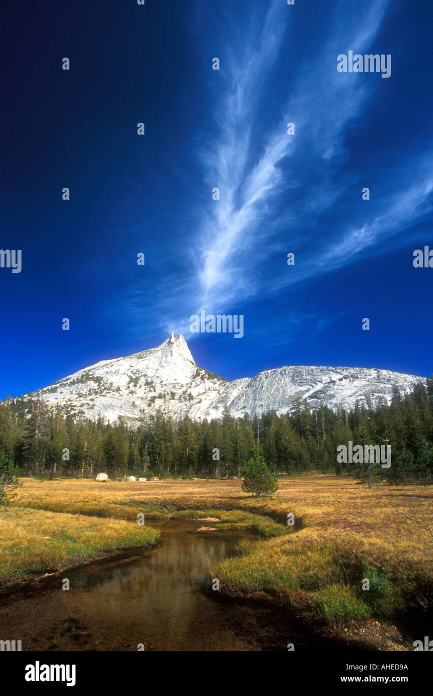 Cathedral Lake and Cathedral Peak, High Sierra, parc national de Yosemite, NP California États-Unis d'Amérique Banque D'Images